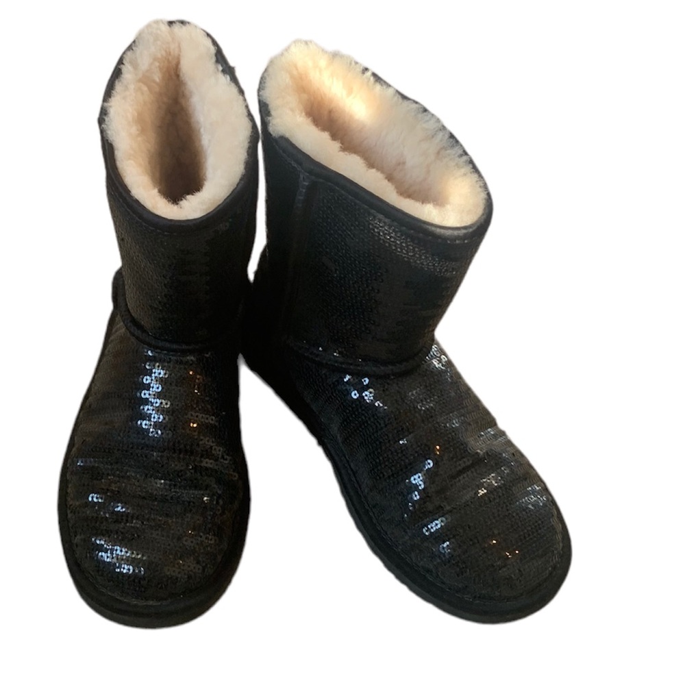 ✨UGGS SHORT CLASSIC BLACK SEQUINED SIZE 4 Kids BOOTS (Size 6 Ladies ) ✨